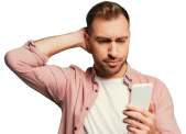 Verbaasde man met telefoon in de hand